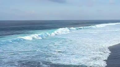 海浪浪花蓝色大海海滩视频的预览图